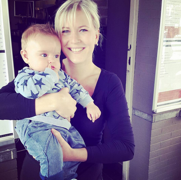 La soeur de Stéphanie Clerbois prend la pose avec son neveu Lyam (5 mois). Juillet 2015.