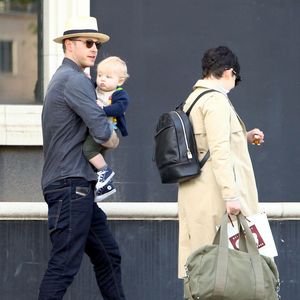 Exclusif - Ginnifer Goodwin et Josh Dallas se promènent avec leur fils Oliver dans les rues de West Hollywood, le 10 avril 2015