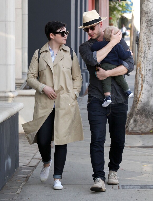 Exclusif - Ginnifer Goodwin et Josh Dallas se promènent avec leur fils Oliver dans les rues de West Hollywood, le 10 avril 2015