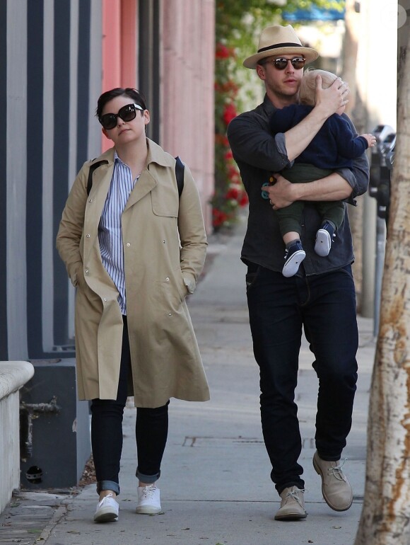 Exclusif - Ginnifer Goodwin et Josh Dallas se promènent avec leur fils Oliver dans les rues de West Hollywood, le 10 avril 2015