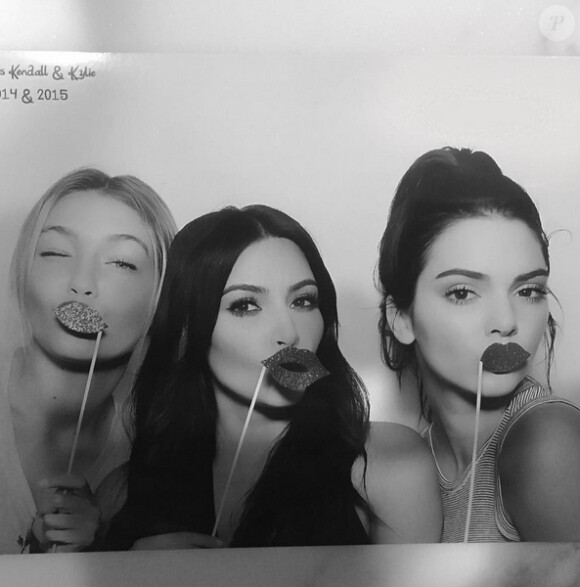 Kylie Jenner : les photos de la soirée pour sa remise de diplôme, à Los Angeles, le 23 juillet 2015. Ici, Kim Kardashian entourée de Gigi Hadid et Kendall Jenner