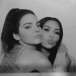 Kylie Jenner : les photos de la soirée pour sa remise de diplôme, à Los Angeles, le 23 juillet 2015. Ici, Kim Kardashian et Kendall Jenner