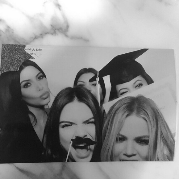 Kylie Jenner : les photos de la soirée pour sa remise de diplôme, à Los Angeles, le 23 juillet 2015. Kylie, entourée de ses soeurs, Kourtney Kardashian, Kim Kardashian, Khloe Kardashian et Kendall Jenner