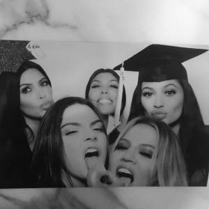 Kylie Jenner : les photos de la soirée pour sa remise de diplôme, à Los Angeles, le 23 juillet 2015. Kylie, entourée de ses soeurs, Kourtney Kardashian, Kim Kardashian, Khloe Kardashian et Kendall Jenner