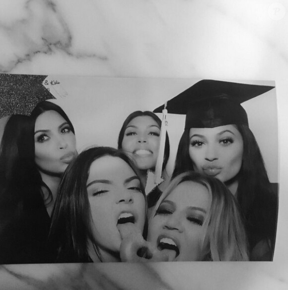 Kylie Jenner : les photos de la soirée pour sa remise de diplôme, à Los Angeles, le 23 juillet 2015. Kylie, entourée de ses soeurs, Kourtney Kardashian, Kim Kardashian, Khloe Kardashian et Kendall Jenner