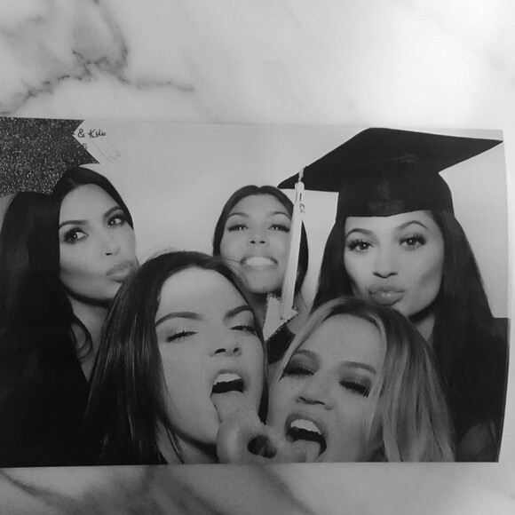 Kylie Jenner : les photos de la soirée pour sa remise de diplôme, à Los Angeles, le 23 juillet 2015. Kylie, entourée de ses soeurs, Kourtney Kardashian, Kim Kardashian, Khloe Kardashian et Kendall Jenner