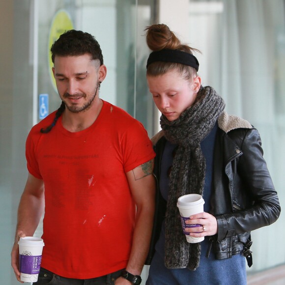 Shia LaBeouf qui porte un piercing sur l'arcade, une queue de cheval et les tempes rasées, se promène avec sa petite amie Mia Goth à Studio City le 28 février 2015.