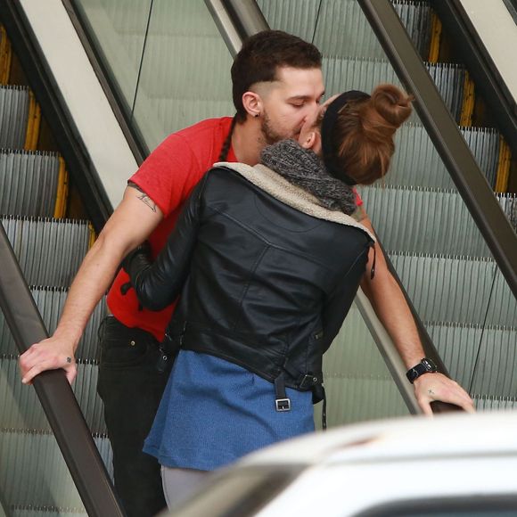 Shia LaBeouf et sa petite amie Mia Goth s'embrassent en public dans les rues de Los Angeles, le 28 février 2015. Shia LaBeouf arbore une nouvelle coupe de cheveux courte avec une tresse longue derrière! 