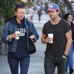 Exclusif - Shia LaBeouf et sa petite-amie Mia Goth boivent un café Starbucks à Los Angeles, le 16 février 2015.