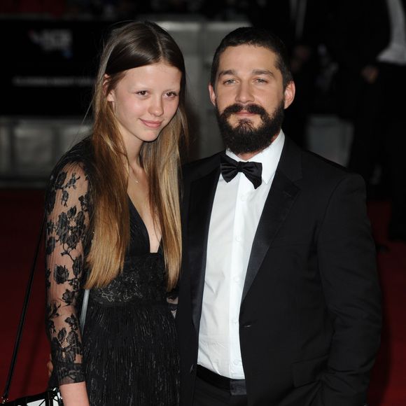 Shia LaBeouf et sa petite-amie Mia Goth - Arrivée des people à la première du film "Fury" lors de la cérémonie de clôture du 58e BFI London Film Festival à Londres, le 19 octobre 2014. 