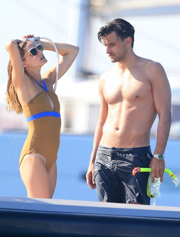 Olivia Palermo et son mari Johannes Huebl en vacances à Ibiza le 27 juillet 2015.