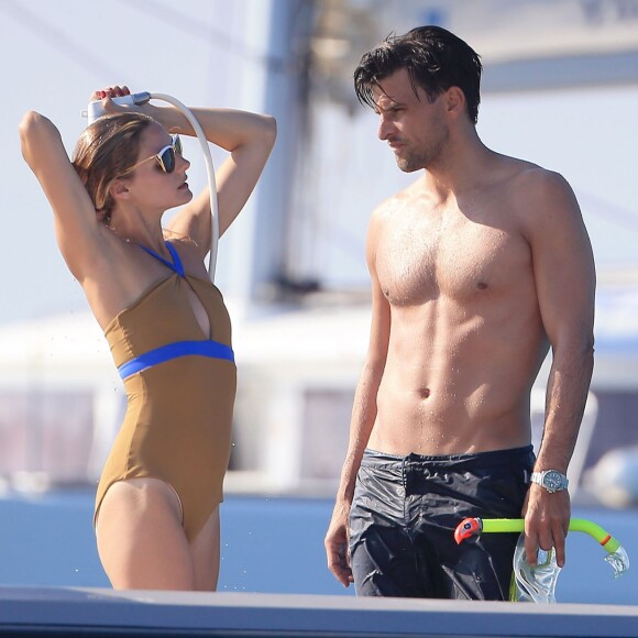 Olivia Palermo et son mari Johannes Huebl en vacances à Ibiza le 27 juillet 2015.