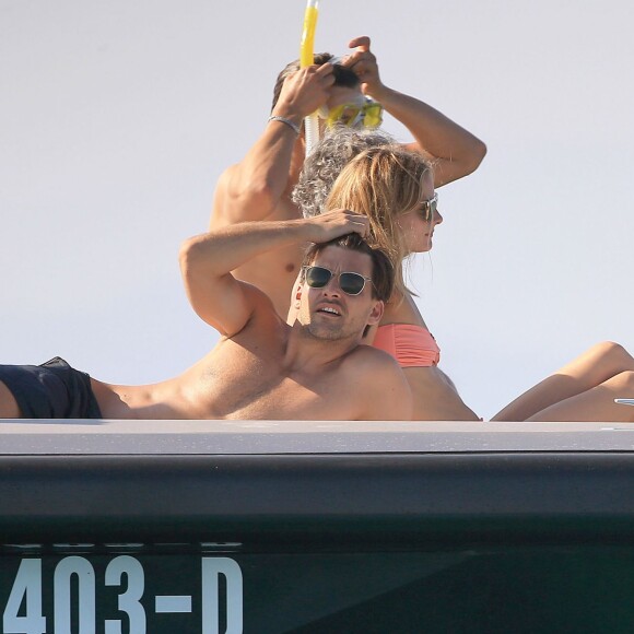 Olivia Palermo et son mari Johannes Huebl en vacances à Ibiza le 27 juillet 2015.