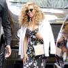 Beyoncé, businesswoman ultrachic en blazer blanc, robe Dolce & Gabbana et sandales Stuart Weitzman, se rend au siège de Parkwood Entertainment. New York, le 27 juillet 2015.