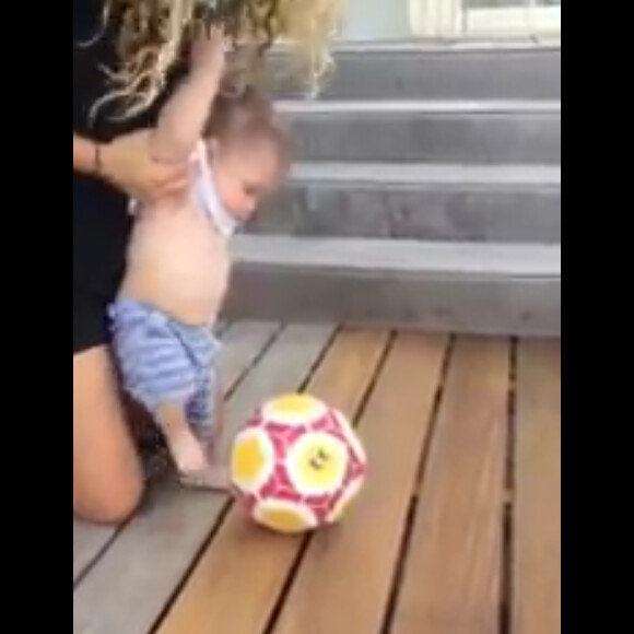 Shakira aide son fils Sasha à jouer au foot pour ses 6 mois - juillet 2015