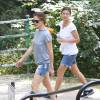 Jennifer Garner, qui porte toujours son alliance, sort de chez Starbucks et emmène ses enfants Violet et Samuel s'amuser dans un parc à Atlanta, le 26 juillet 2015