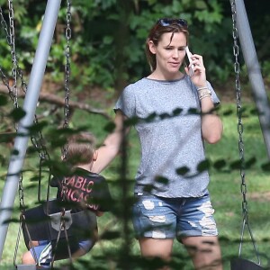 Jennifer Garner, qui porte toujours son alliance, sort de chez Starbucks et emmène ses enfants Violet et Samuel s'amuser dans un parc à Atlanta, le 26 juillet 2015.