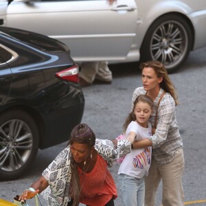 Jennifer Garner et Queen Latifahsur le plateau de Miracles of Heaven à Atlanta, le 20 juillet 2015