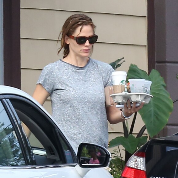 Jennifer Garner, qui porte toujours son alliance, sort de chez Starbucks et emmène ses enfants Violet et Samuel s'amuser dans un parc à Atlanta, le 26 juillet 2015. Samuel fait de la balançoire et Violet promène le nouveau chien de la famille, un golden retriever. L'actrice est en ville pour tourner le film "Miracles From Heaven". Malgré l'annonce du divorce, Jennifer Garner et son mari arriveront-ils à se réconcilier ?  PLEASE HIDE CHILDREN'S FACE PRIOR TO THE PUBLICATION Jennifer Garner is spotted picking up some Starbucks before taking her kids Violet and Samuel to a park in Atlanta, Georgia on July 26th, 2015. Despite a looming divorce Jenn is still wearing her wedding ring. She is currently staying in a rental property in Atlanta while she films her new movie, 'Miracles From Heaven'.26/07/2015 - Atlanta