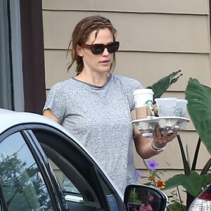 Jennifer Garner, qui porte toujours son alliance, sort de chez Starbucks et emmène ses enfants Violet et Samuel s'amuser dans un parc à Atlanta, le 26 juillet 2015.