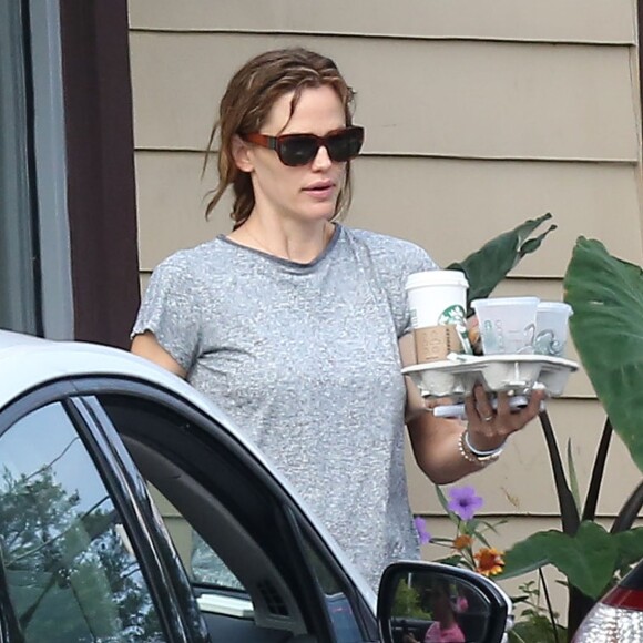 Jennifer Garner, qui porte toujours son alliance, sort de chez Starbucks et emmène ses enfants Violet et Samuel s'amuser dans un parc à Atlanta, le 26 juillet 2015.