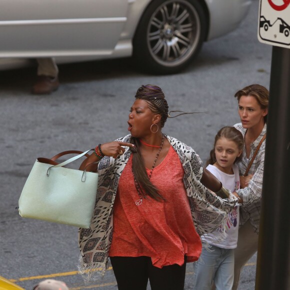 Jennifer Garner et Queen Latifahsur le plateau de Miracles of Heaven à Atlanta, le 20 juillet 2015
