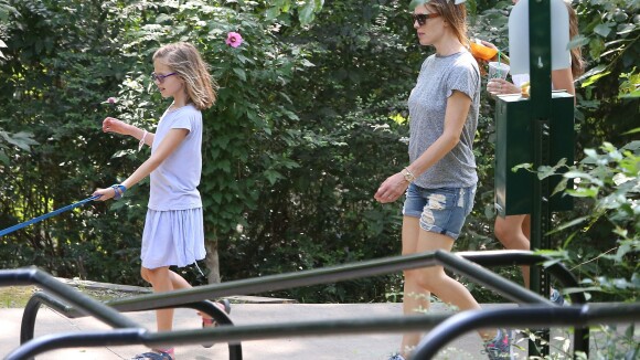 Jennifer Garner avec Violet et Samuel dans un parc à Atlanta.