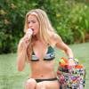 Denise Richards se détend en bikini et tongs près d'une piscine à San Diego. Le 28 juillet 2015.