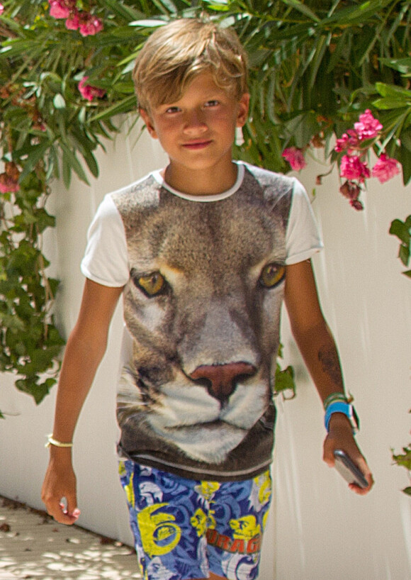 Damian Van Der Vaart, fils de Sylvie Meis, et son compagnon Maurice Mobetie en vacances à Ibiza, le 29 juillet 2015.