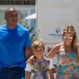 Sylvie Meis, son fils Damian Van Der Vaart et son compagnon Maurice Mobetie sont en vacances à Ibiza, le 29 juillet 2015.