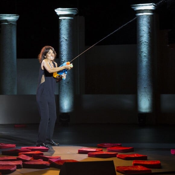 Florence Foresti joue son spectacle Madame Foresti, le samedi 1er août 2015, à Ramatuelle, pour le Festival de Ramatuelle
