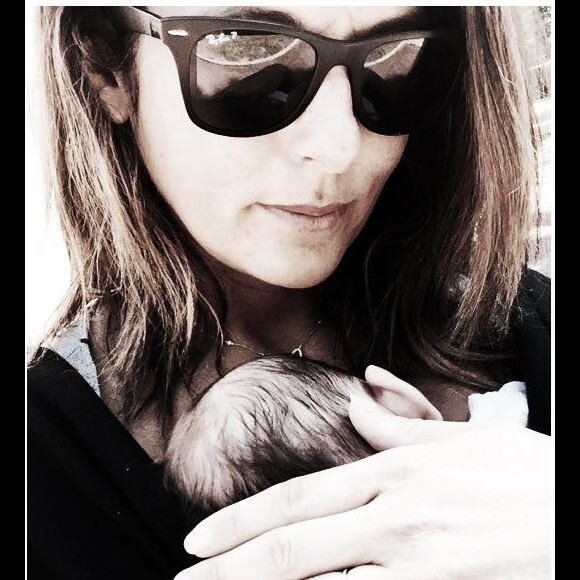 Faustine Bollaert, heureuse maman, pose avec son petit Peter