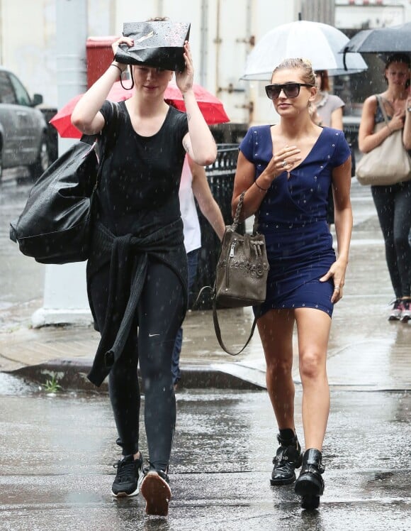 Ireland Baldwin et sa cousine Hailey à New York, le 30 juillet 2015.