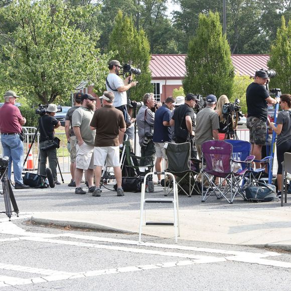 Photographes et journalistes devant l'église St James où vont avoir lieu les obsèques de Bobbi Kristina à Alpharetta , le 1er août 2015. La fille de Whitney Houston, Bobbi Kristina est décédée dimanche dernier. 