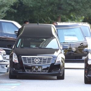 Arrivée du cercueil de Bobbi Kristina pour ses obsèques en l'église St James de Alpharetta , le 1er août 2015. La fille de Whitney Houston, Bobbi Kristina est décédée dimanche dernier. 