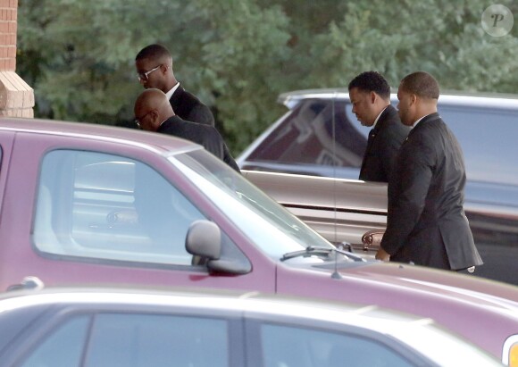 Arrivée du cercueil de Bobbi Kristina pour ses obsèques en l'église St James de Alpharetta , le 1er août 2015. La fille de Whitney Houston, Bobbi Kristina est décédée dimanche dernier. 