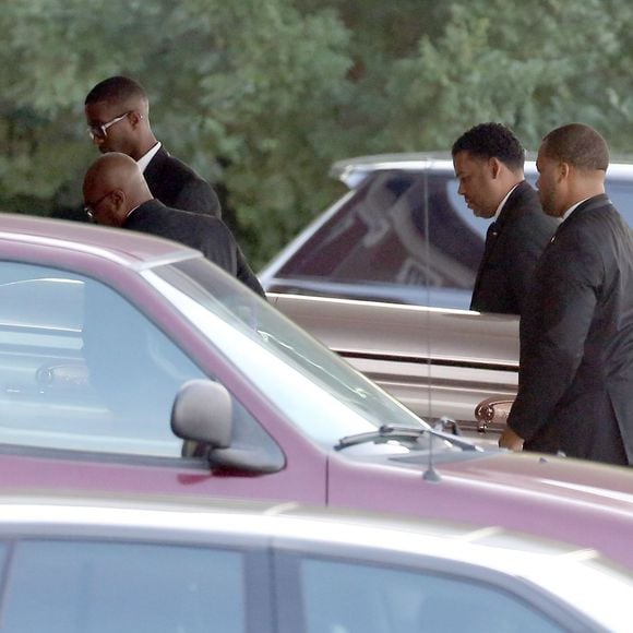Arrivée du cercueil de Bobbi Kristina pour ses obsèques en l'église St James de Alpharetta , le 1er août 2015. La fille de Whitney Houston, Bobbi Kristina est décédée dimanche dernier. 