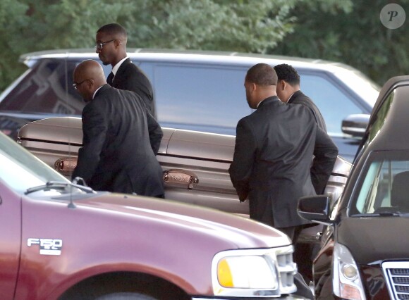 Arrivée du cercueil de Bobbi Kristina pour ses obsèques en l'église St James de Alpharetta , le 1er août 2015. La fille de Whitney Houston, Bobbi Kristina est décédée dimanche dernier.