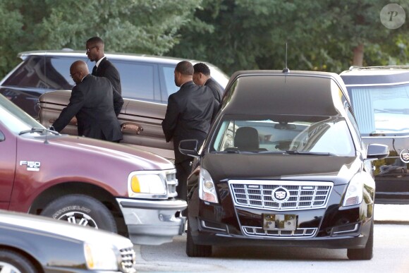 Arrivée du cercueil de Bobbi Kristina pour ses obsèques en l'église St James de Alpharetta , le 1er août 2015. La fille de Whitney Houston, Bobbi Kristina est décédée dimanche dernier.