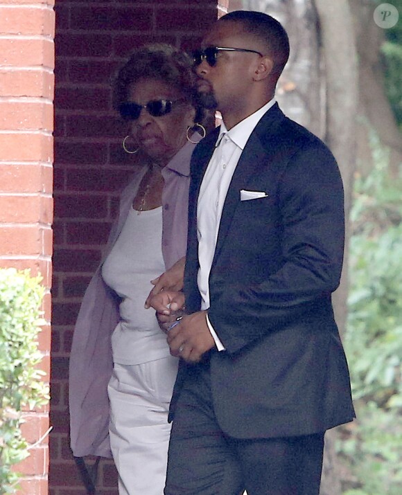 Cissy Houston arrive à l'enterrement de sa petite fille Bobbi Kristina Brown au "Murray Brothers Funeral Home " à Atlanta, le 31 juillet 2015 
