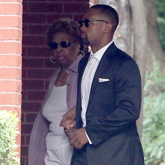 Cissy Houston arrive à l'enterrement de sa petite fille Bobbi Kristina Brown au "Murray Brothers Funeral Home " à Atlanta, le 31 juillet 2015 