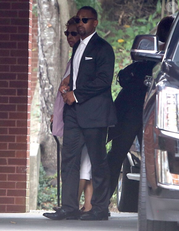 Cissy Houston arrive à l'enterrement de sa petite fille Bobbi Kristina Brown au "Murray Brothers Funeral Home " à Atlanta, le 31 juillet 2015