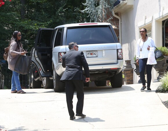 Pat Houston rentre chez elle à Duluth, le 28 juillet 2015. Sa nièce, Bobbi Kristina est décédée dimanche dernier après 6 mois d'hospitalisation.