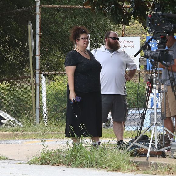 Illustrations devant le "Fulton County Medical Examiner's Center", où a été amené le corps de Bobbi Kristina Brown pour une autopsie, à Atlanta. Le 27 juillet 2015 