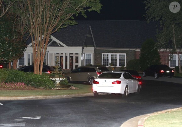 Les journalistes affluent devant le "Peachtree Christian Hospice" après l'annonce de la mort de Bobbi Kristina Brown à Duluth en Georgie, le 26 juillet 2015