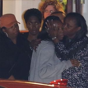 La famille de Bobbi Kristina se réunit dans la maison de Pat et Gary Houston à Alpharetta, le 27 juillet 2015