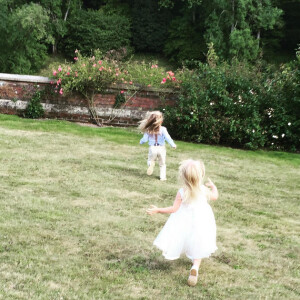 Deux des trois enfants de Jacqui Ainsley - Mariage de Guy Ritchie et Jacqui Ainsley (photo postée le 3 août 2015)