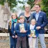 Le prince Constantijn des Pays-Bas et son épouse la princesse Laurentien avec leurs enfants Eloise, Claus-Casimir et Leonore le 5 octobre 2014 au parc De Efteling lors de la présentation du nouveau livre pour enfants de la princesse Laurentien, De Sprookjessprokkelaar.