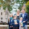 Le prince Constantijn des Pays-Bas et son épouse la princesse Laurentien avec leurs enfants Eloise, Claus-Casimir et Leonore le 5 octobre 2014 au parc De Efteling lors de la présentation du nouveau livre pour enfants de la princesse Laurentien, De Sprookjessprokkelaar.