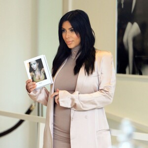 Kim Kardashian, enceinte et en séance de dédicaces de son "Selfish" dans la boutique DASH. Los Angeles, le 6 août 2015.